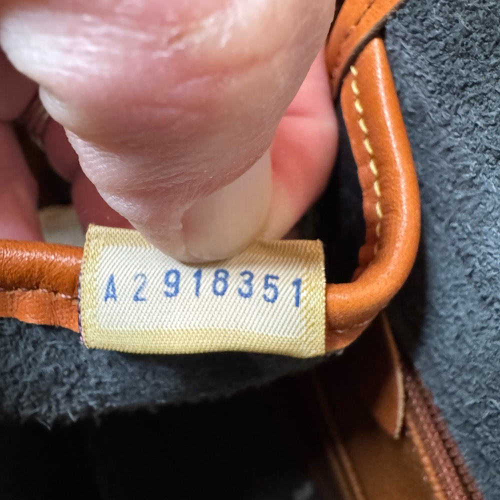 Dooney & Bourke - VINTAGE Black Messenger Bag Excellent Condition - Made In USA - Picture 9 of 9
